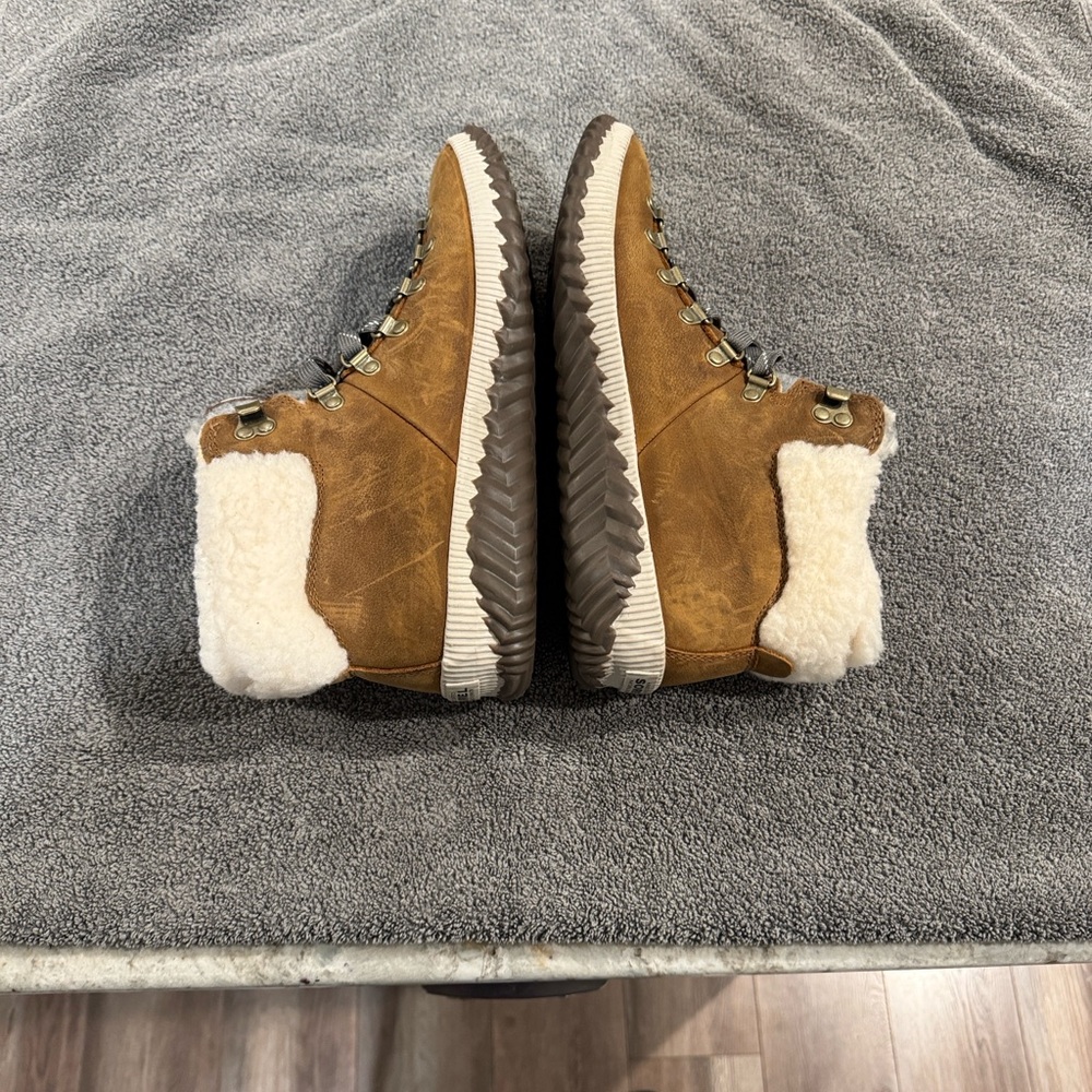 Sorel Tan Boots with Gray Accents - Picture 5 of 6